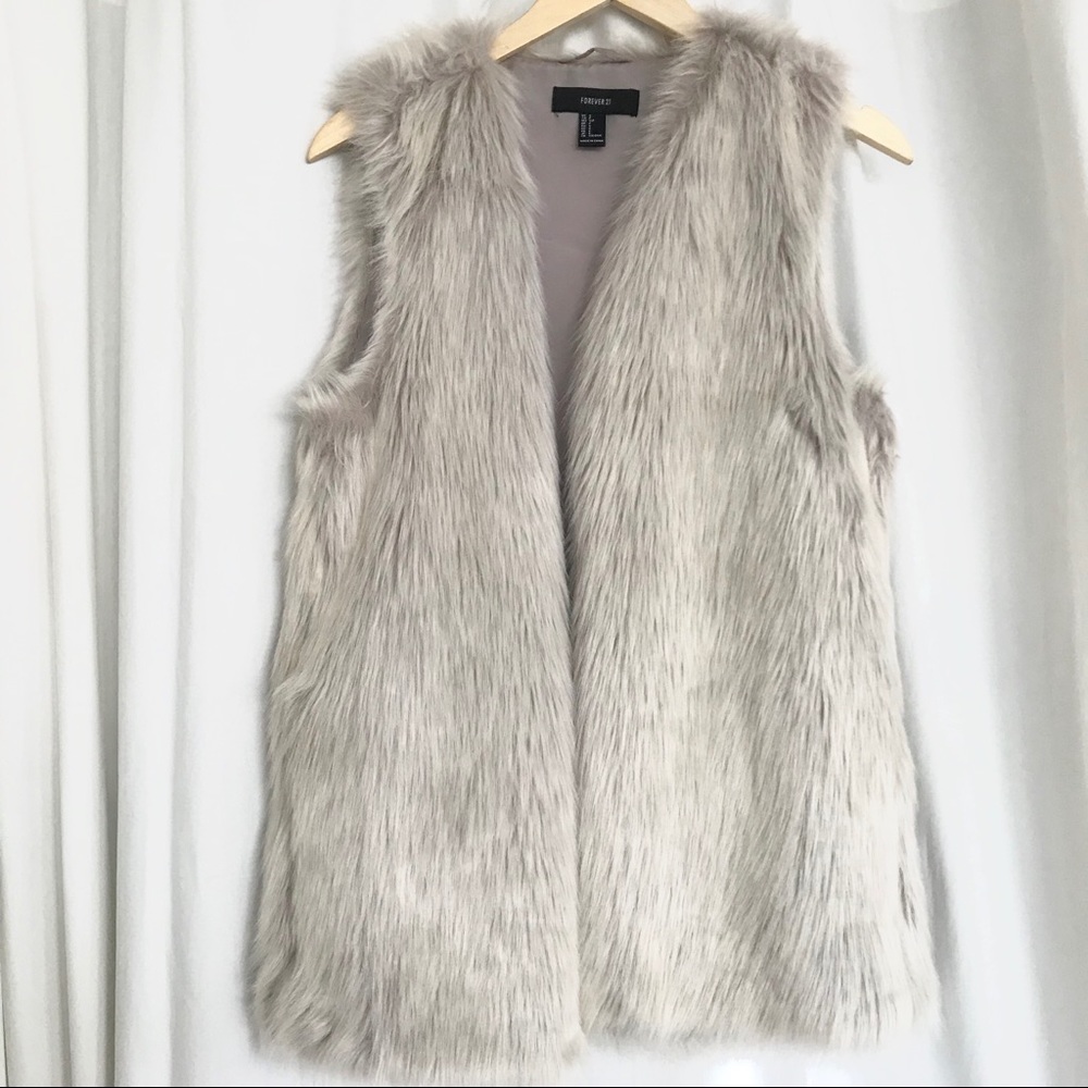 Faux fur vest in light gray and lavender undertone
